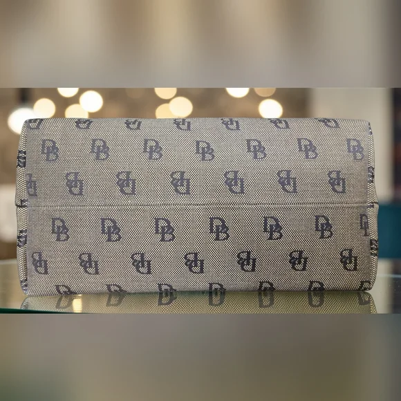 Classic & Vintage Dooney & Bourke Signature Collection Bag W/Bling Heart Charm - Picture 5 of 16